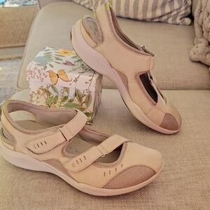 Clarks Wave Walk Women's Mary Jane Comfort Walking Shoes Taupe Tan Size 9.5